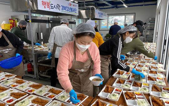 [코로나19 극복, 당신이 희망입니다] 경북청년봉사단, 행복도시락 나눔 눈길