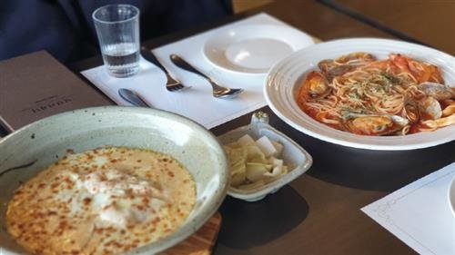 한옥의 멋, 이탈리아 맛의 색다른 조화