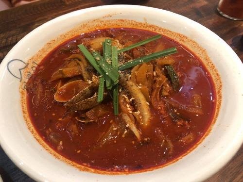 카페 감성 가득 분위기에서 즐기는 중식의 깊은 맛