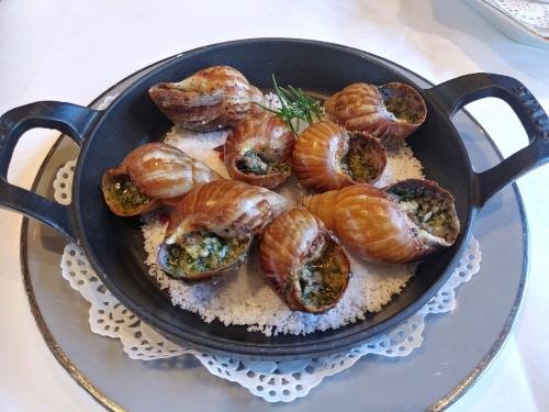 백현동 카페거리 프랑스 음식점, ‘뀌숑’