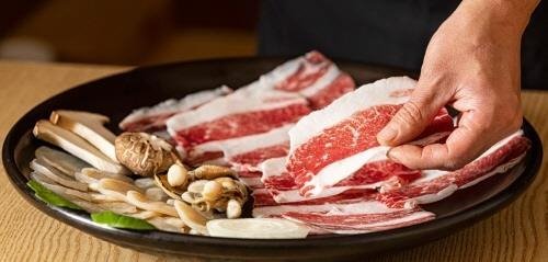 한우·키조개 관자·곁들임찬 3가지 ‘한우 차돌삼합’의 행복