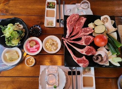 양갈비 오마카세의 고급스러운 맛 ‘양꽃’