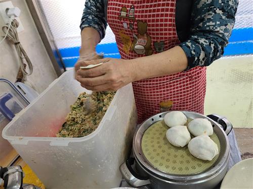 넉넉한 손맛 느껴지는 왕만두, 칼국수