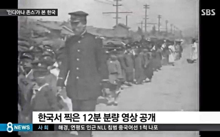 제복과 칼이 있는 학교 풍경