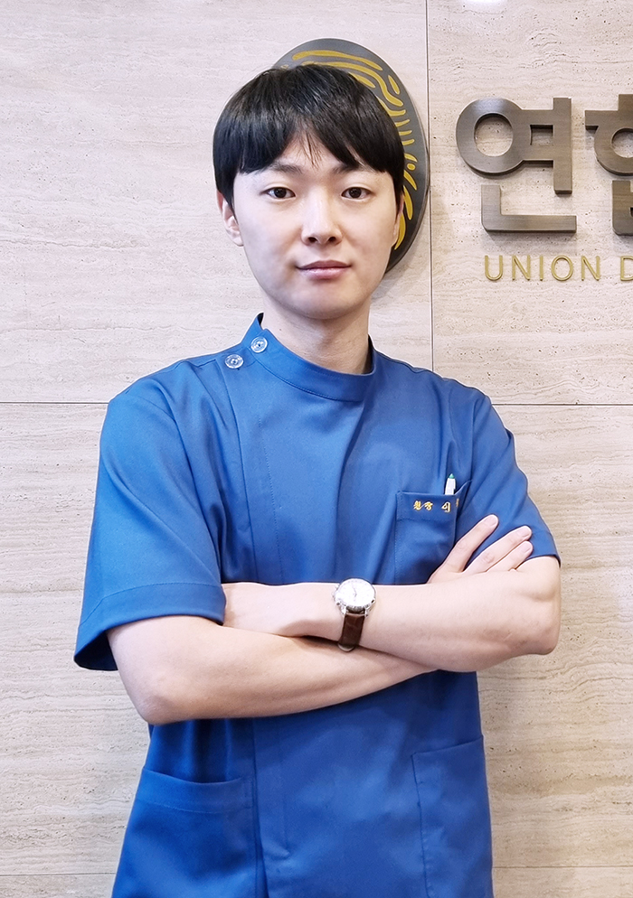 사랑니 발생 시 매복여부 확인 등 위하여 즉시 치과 내원해야
