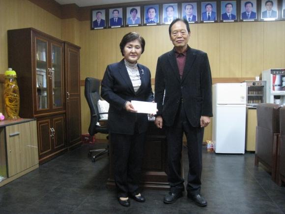 강원연탄이 주정례 풍기읍장에게 사랑의 연탄을 전달하고 있다