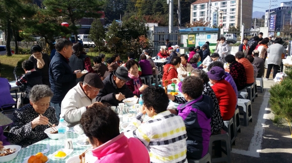 자장면 한 그릇에 ‘웃음꽃 핀 어르신’