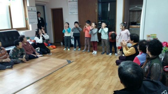 포항 시립청림어린이집, 몰개월경로당서 재롱잔치