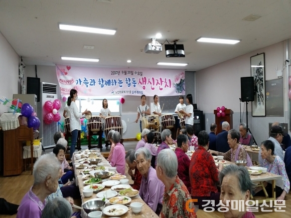 안동영호초등학교 옥고을 봉사단 , 실버 케어빌 생신잔치서 공연 봉사