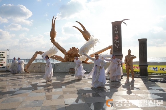 울진대게와 붉은대게 축제, 38만 명 북적…“대박났네~”