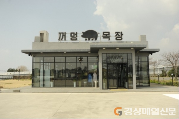 제주 서귀포 흑돼지 맛집 ‘꺼멍목장’, 탁 트인 바다 풍경 속 맛의 진수 느껴