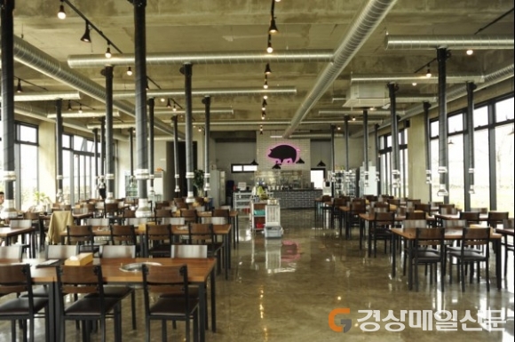 제주 흑돼지 맛집 `꺼멍목장`, 제주 오션뷰와 함께 흑돼지의 쫄깃한 식감 맛볼수 있어