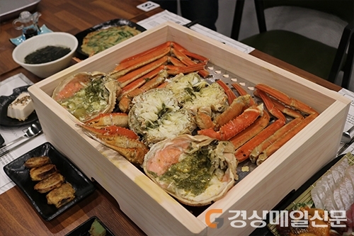 연인들에게 인기 여행지 강릉, 주문진맛집으로 인기를 끄는 ‘신대게나라’에서 푸짐한 한끼