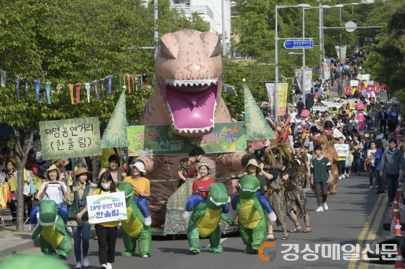 우리는 마을 빨래터에서 논다 