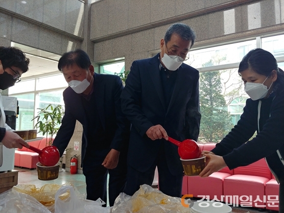 김영환 칠곡한우장터 대표, 의료진에 국밥 제공