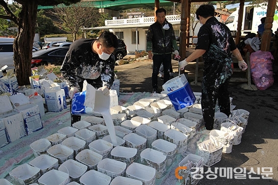 <특집> 봉사자들 정성 모아모아… ‘포항 다무포’ 하얗게 물들다