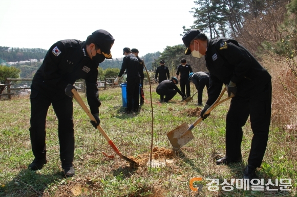 포항해경, 식목일 맞이 나무심기 행사 실시