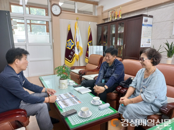 이우석 동아수출공사 회장, 모교 초전초에 전광판 기증