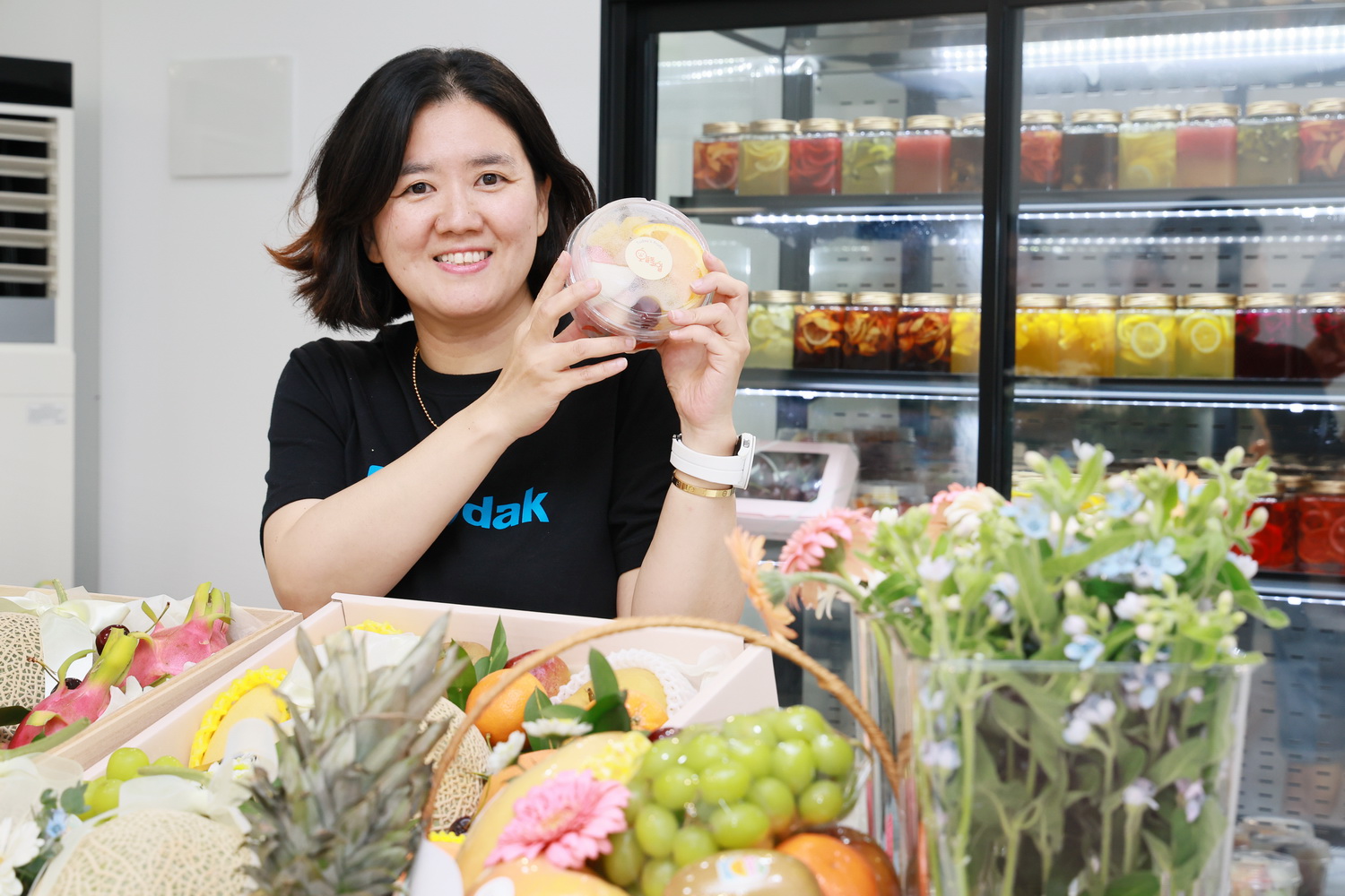 젊고 개성있는 예천 전통시장…청년상인 ‘오늘도 과일’ 개점