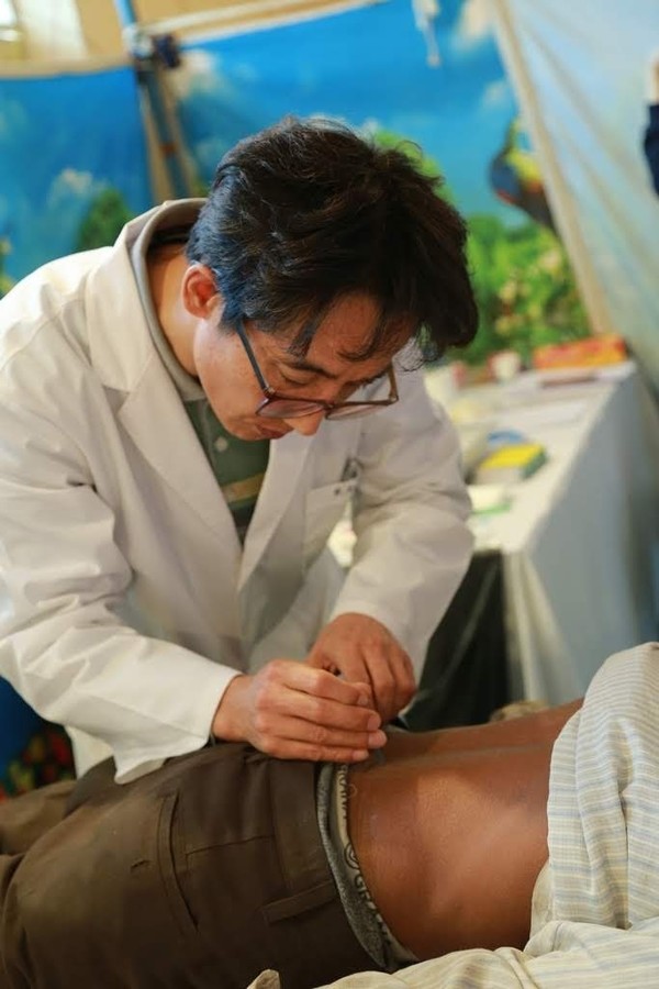 대학 도움으로 탄생한 탈북한의사의 길…민족의학의 작은 통일인 셈