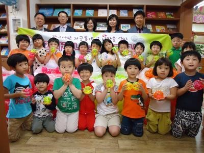 어린이들에게 ‘나눔저금통’ 배부 광산구 운남동주민자치회