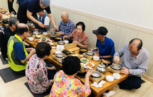 첨단1동 ‘섬진강 추어탕’, 어르신에 점심 대접