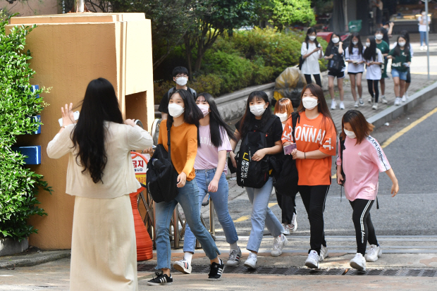 정상 등교하는 유덕중 학생들
