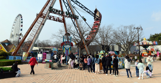 [영상] 광주·전남 관광지 상춘객 북적북적···코로나 방역은 어쩌나