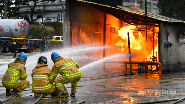 LPG 가스 3톤 든 탱크서 화재, 37시간 만에 진압