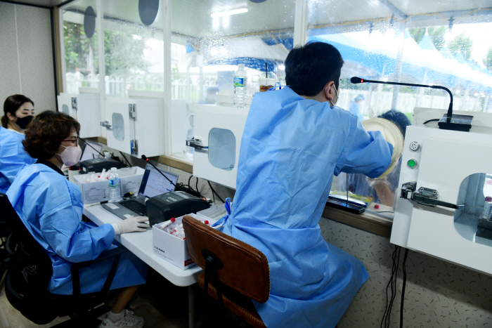 임시선별검사소, 빗 속 PCR 검사