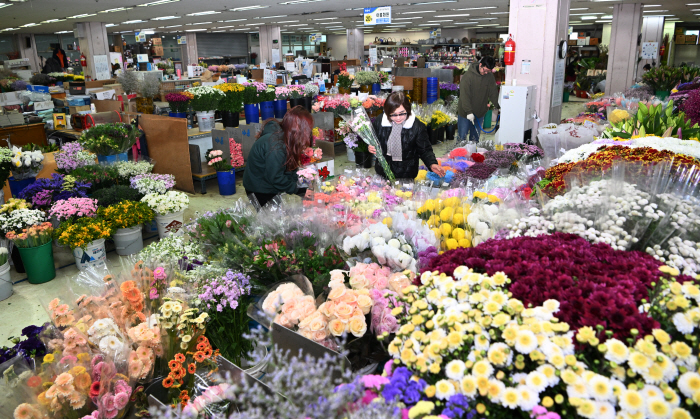 졸업식 대목에도 한가한 화훼공판장