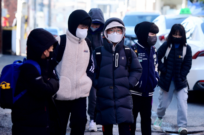 꽃샘 추위, 모자를 눌러쓴 등교길