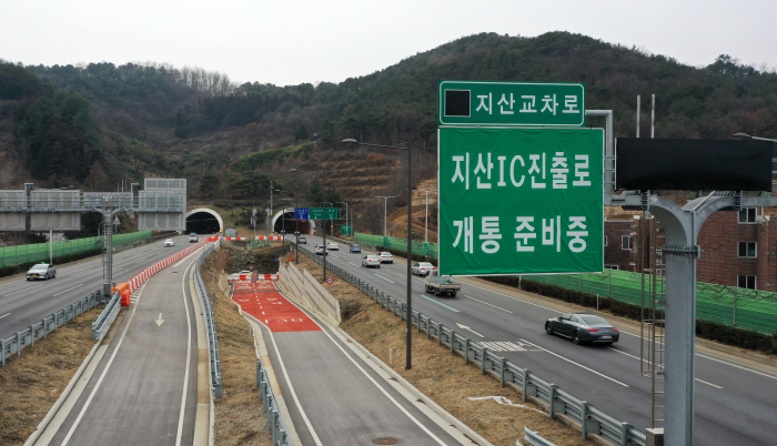 [포토뉴스] 지산IC 진출로 개통 불가 수준