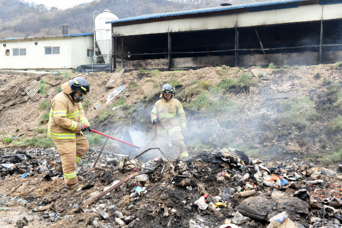 전남 함평군 산불 3단계발령, 축산 건물 잔불 제거