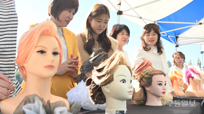 시선 서로잡는 헤어 아트 작품 한 자리