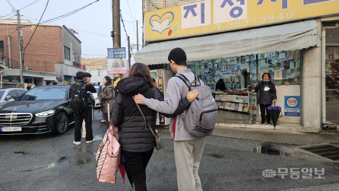 [수능 이모저모] 교문 앞 나서며 만감이 교차한 수험생들