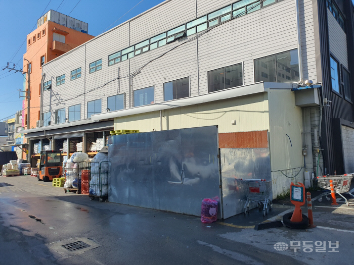 광주 광산구 식자재마트, 불법 증축·적치 논란