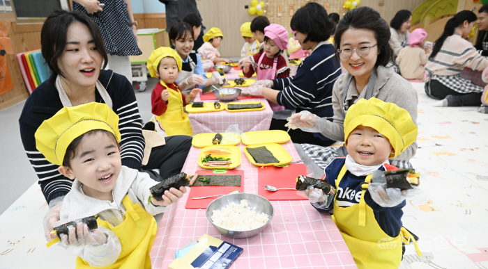 제가 김밥 둘둘 말았어요