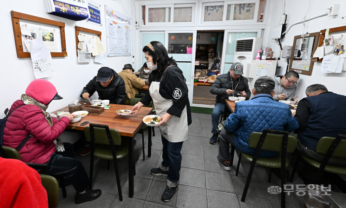 육수낼 멸치 가격 두 배 뛰어···1천원 백반 해뜨는식당, 운영난 가중