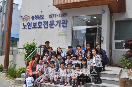 아산 하나아트어린이집, 카네이션 달아 드려
