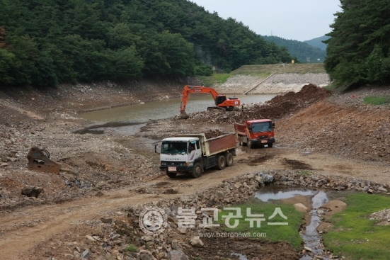 송석두 행정부지사 저수지 준설현장 방문