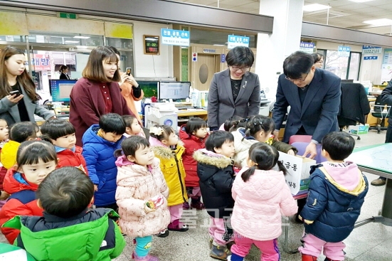 하은어린이집, 저금통 100개 기탁