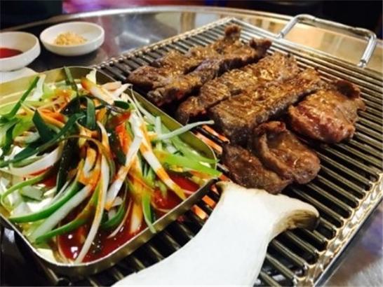 부천역 맛집 주장군, 고소한 돼지 부속구이 맛볼 수 있는 고기집으로 인기