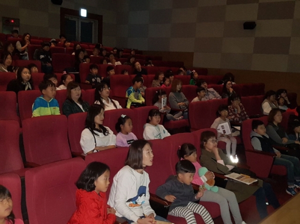 충북학생교육문화원샌드아트공연 성황리에 마쳐