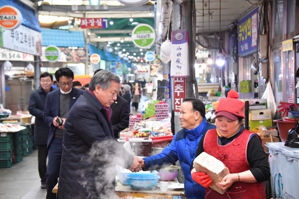 부여군수, 설명절 맞이 전통시장 방문 격려