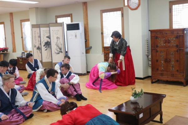 대전평생학습관, 배재국제여름학교 외국인 학생 전통예절 체험교실 운영