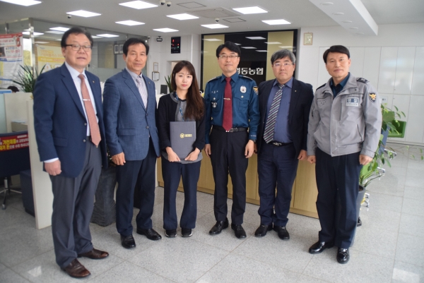 영동경찰서, 보이스피싱 예방한 영동농협 양강지점 전수현씨 감사장 전달