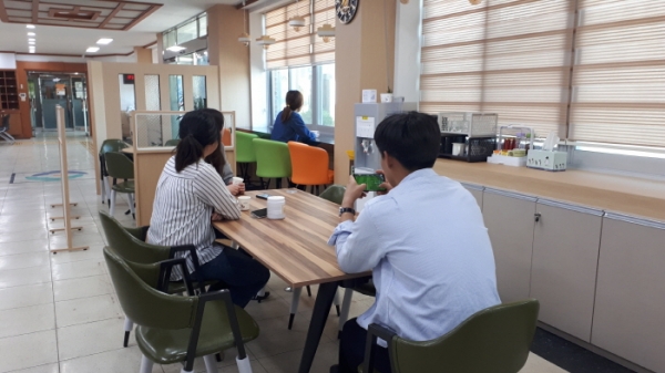 영동군 양산면사무소, 카페 쉼터 눈길