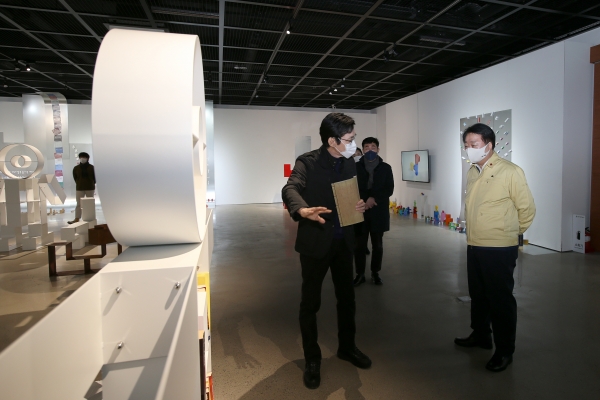 한범덕 청주시장, 한글․예술 전시 관람