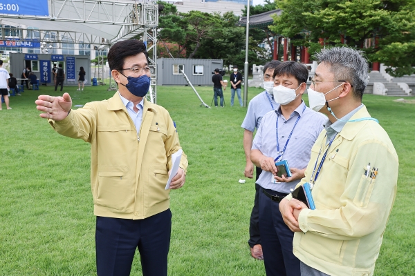 허태정 시장, 대전시청광장 임시선별검사소 현장 점검